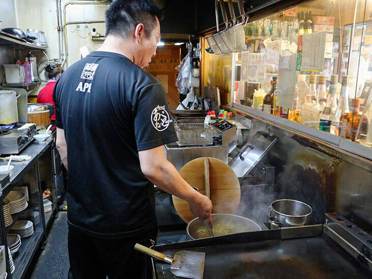 旨い店はタクシー運転手に訊け！ 『あぺたいと』の両面焼きそばの美味しさの謎に迫る！