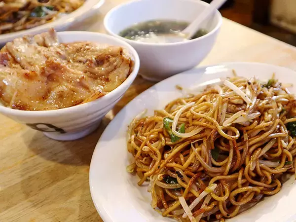 「旨い店はタクシー運転手に訊け！ 『あぺたいと』の両面焼きそばの美味しさの謎に迫る！」の画像