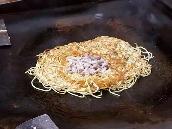 「旨い店はタクシー運転手に訊け！ 『あぺたいと』の両面焼きそばの美味しさの謎に迫る！」の画像