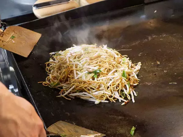 「旨い店はタクシー運転手に訊け！ 『あぺたいと』の両面焼きそばの美味しさの謎に迫る！」の画像