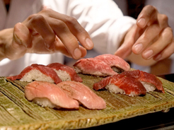 平日は毎日1000円で肉寿司が食べ放題！ “馬”すぎる『上野 肉寿司』夏の陣がスタート