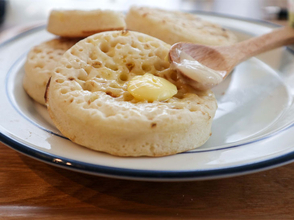 マフィンのようでマフィンじゃない！ 成城石井の新商品「クランペット」が美味しい