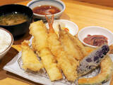 「関西では大行列！ 揚げたての天ぷらがリーズナブルに食べられる『まきの』が都内にあるって知ってた？」の画像1