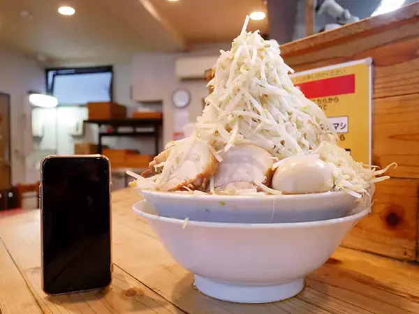 「まさかの3kg超え！ 『ラーメン神豚』で券売機から消えた裏メニュー「6.3.1大」を食べてきた」の画像