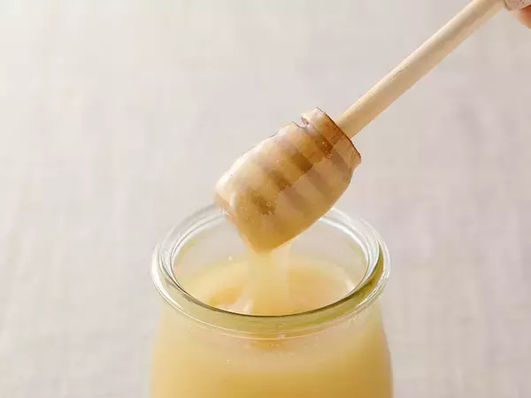 「一度塗ったらやめられない美味しさ！ パン好き必見の「北欧はちみつといちごバター」とは？」の画像