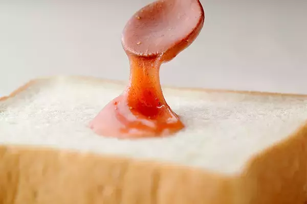 「一度塗ったらやめられない美味しさ！ パン好き必見の「北欧はちみつといちごバター」とは？」の画像