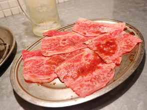 神田で大衆焼肉ならココ！ 『昭和大衆ホルモン』で絶品「和牛炙りユッケ」を食べてきた