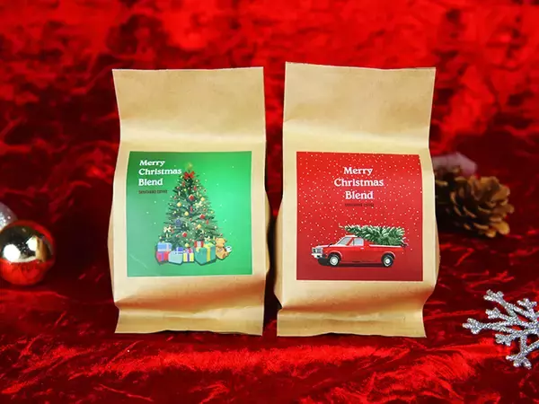 「ティラミスがそのままドリンクに！？ 『猿田彦珈琲』にクリスマスをテーマにした「ティラミスラテ」が登場」の画像