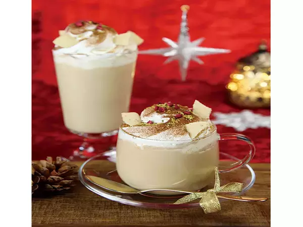 「ティラミスがそのままドリンクに！？ 『猿田彦珈琲』にクリスマスをテーマにした「ティラミスラテ」が登場」の画像