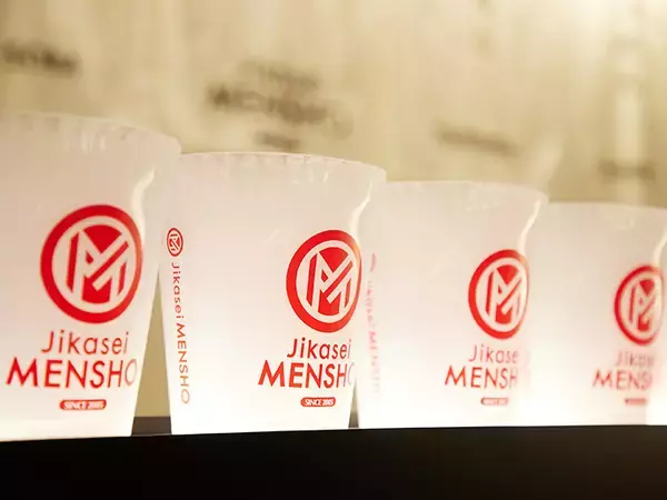 「行列ラーメン店『MENSHO』の新店が渋谷パルコにオープン！ 逆輸入のワンハンドスタイルで食べる「和牛×ラーメン」とは？」の画像