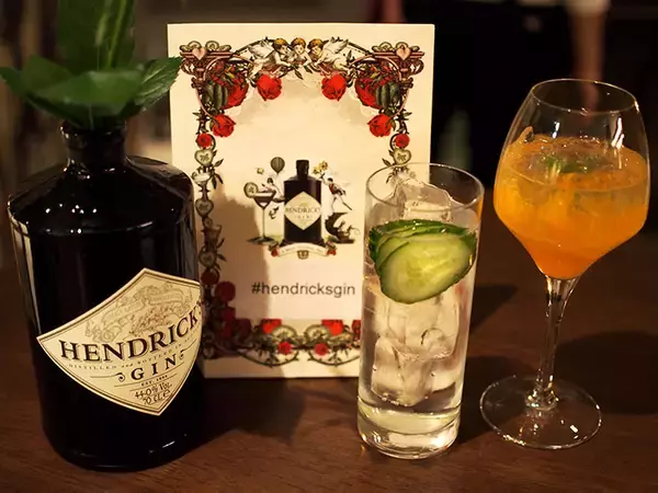 「キュウリとバラを使った「ヘンドリックスジン」とは？ 有名バーテンダー作の特製カクテルを飲んでみた」の画像