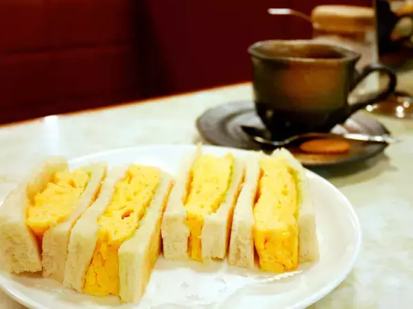 「東京の老舗『はまの屋パーラー』で、50年以上愛される「卵サンド」を食べてきた！」の画像