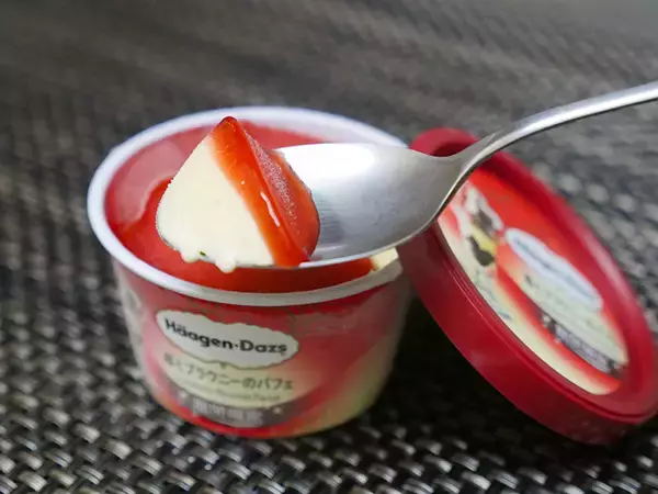 「令和元年最後のハーゲンダッツ！ 「苺とブラウニーのパフェ」と「フォンダンショコラ」を食べてみた」の画像