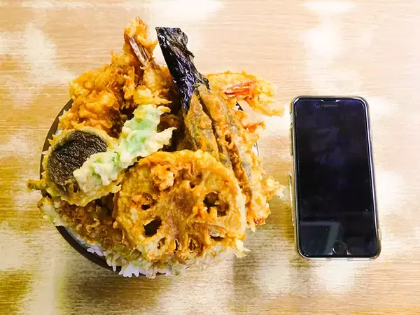 「てんこ盛りすぎる！ 横浜『天丼専門店 豊野丼』で約1.3kgのデカ盛り天丼を食べてきた」の画像