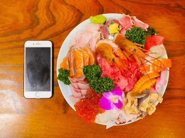 「約1.5kg！『割烹さいとう』の「メガ海鮮丼」がスゴい」の画像