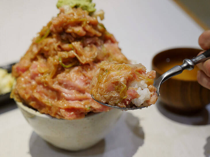 1kg超え！ 横浜『BAN BAN 番長』でデカ盛りすぎる「ネギトロ丼」を食べてきた