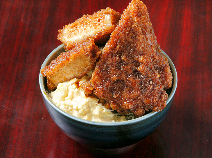 山盛りの分厚いカツとタルタルソース