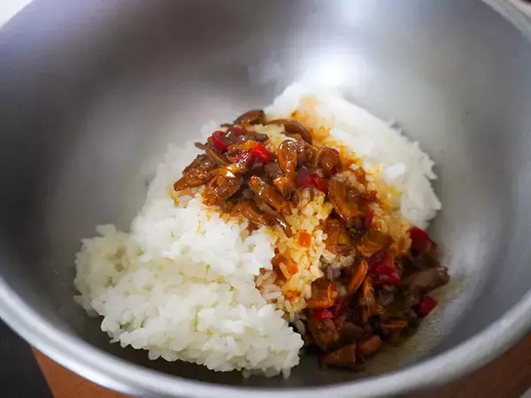 「カルディのあっという間にパエリアができる「ご飯に混ぜるだけ」シリーズがスゴかった！」の画像