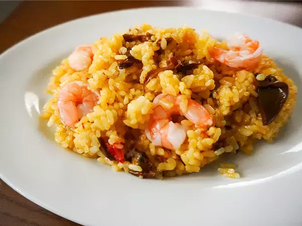 「カルディのあっという間にパエリアができる「ご飯に混ぜるだけ」シリーズがスゴかった！」の画像