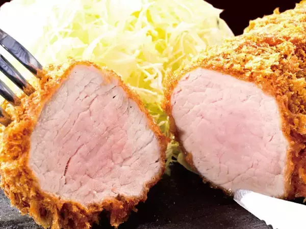 「『とんかつ神楽坂さくら』のナイフとフォークで食べるとんかつ「極  ヒレステーキかつ定食」とは？」の画像