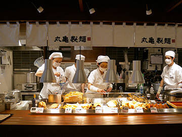 無料トッピングや限定メニューも！ 丸亀製麺の新店舗「JR有楽町駅店」がスゴい