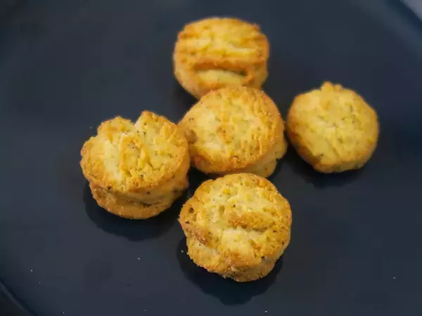 「『成城石井』のロカボおやつは糖質制限の味方！ ドーナッツとビスケットを全種類食べてみた」の画像