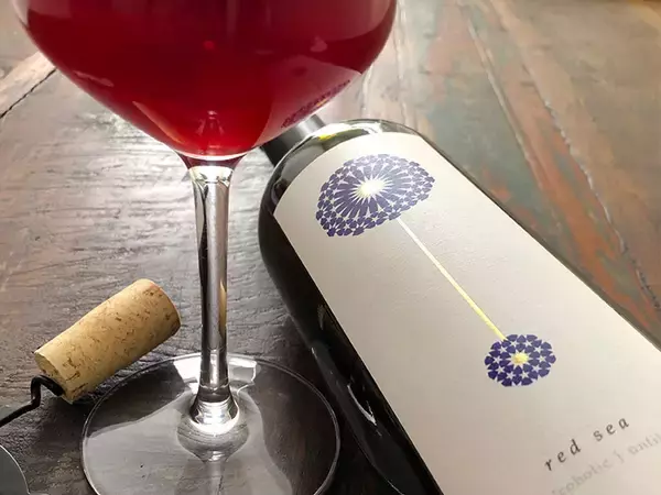 今年注目の「オルタナティブ」とは？ 英国発のノンアルコールワイン「sharab」が日本発上陸！