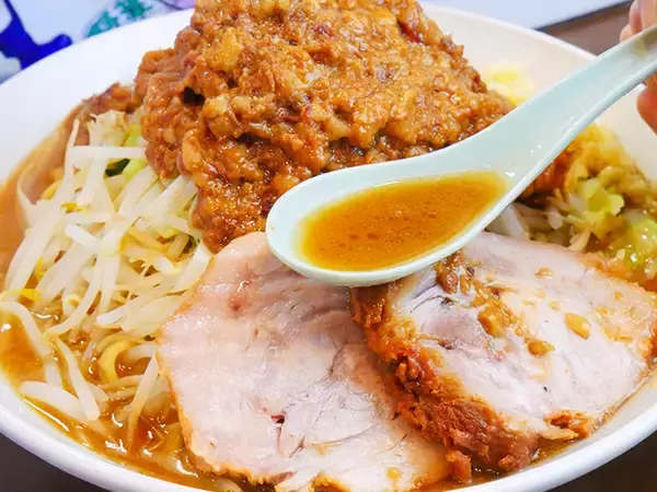 「約2kgのデカ盛りラーメン！ 『麺屋 歩夢』で「大ラーメン」全マシを食べてきた」の画像