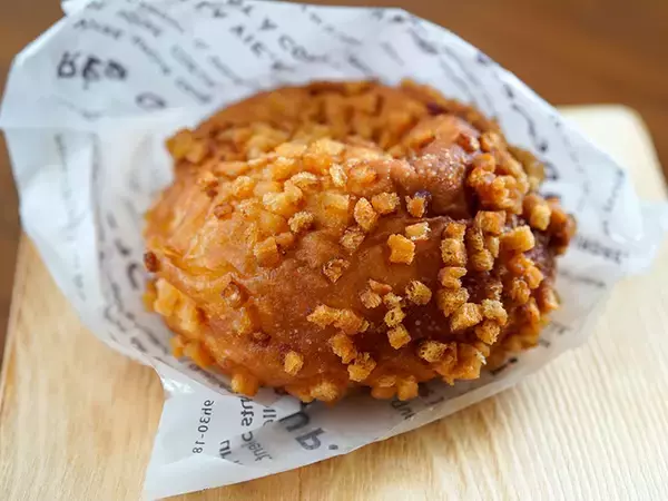 「年間10万個以上売れる！ 『Olympic』の金賞受賞「半熟タマゴのザクザクカレーパン」を食べてみた」の画像