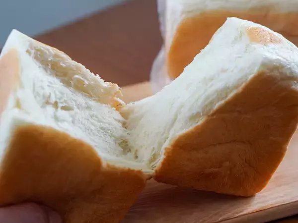 「年間10万個以上売れる！ 『Olympic』の金賞受賞「半熟タマゴのザクザクカレーパン」を食べてみた」の画像