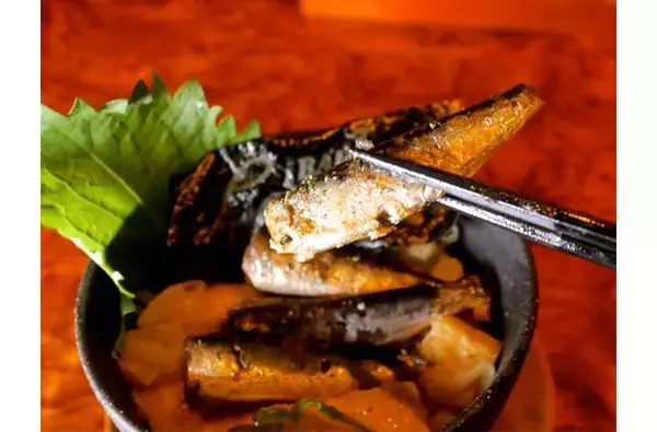 「渋谷の人気バーでしか味わえない絶品「オイルサーディン丼」を食べてきた」の画像