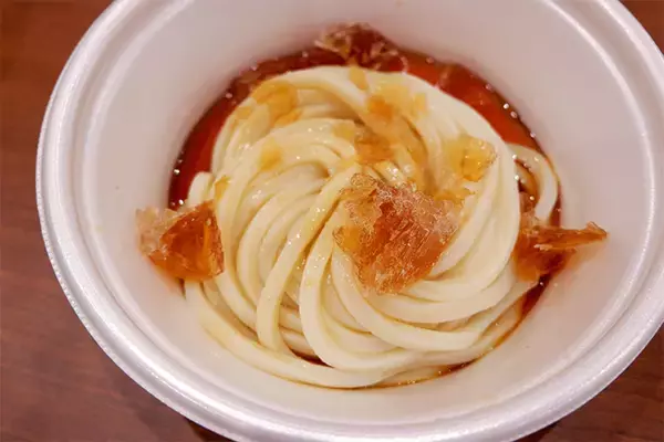 「ザクザク食感で冷た旨い！ 丸亀製麺のテイクアウト限定「氷うどん」を食べてみた」の画像