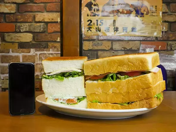 「重量約2kg！？ 怪物級のデカ盛りサンドイッチを『ミスター・デンジャー』で食べてきた」の画像
