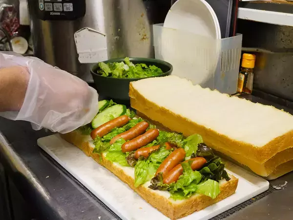 「重量約2kg！？ 怪物級のデカ盛りサンドイッチを『ミスター・デンジャー』で食べてきた」の画像