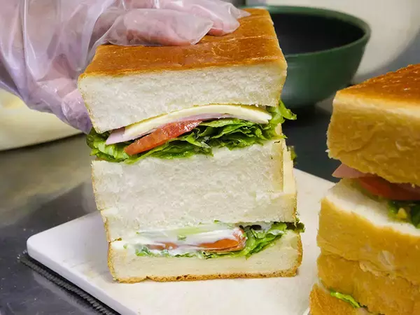 「重量約2kg！？ 怪物級のデカ盛りサンドイッチを『ミスター・デンジャー』で食べてきた」の画像