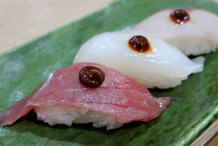 寿司も肉料理もコク旨に！ 醤油の味と香りを凝縮したペースト状の「もろみ醤油」が超使える