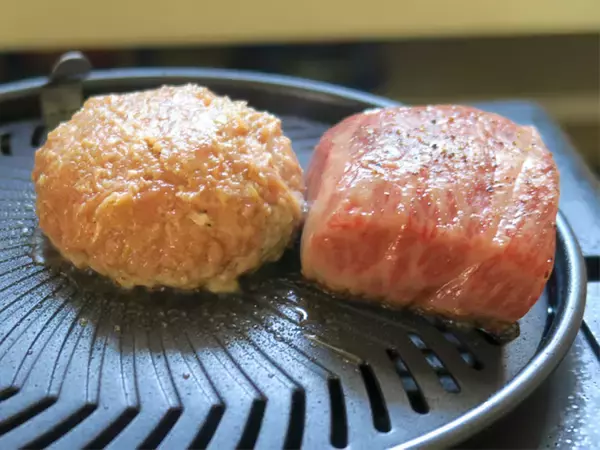 「肉の名店『格之進』と煙が出ないカセットコンロ「やきまる」がコラボ！ オンライン肉会に参加してみた」の画像