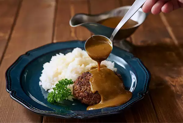 「5分で完売したオーベルジーヌ×塚田農場のコラボ弁当に第2弾「黒牛バーグカレーソース弁当」が登場」の画像