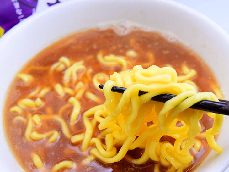 即席麺に革命を起こす“神太麺”が降臨！ 『明星』が新発売した「麺神」を食べてみた