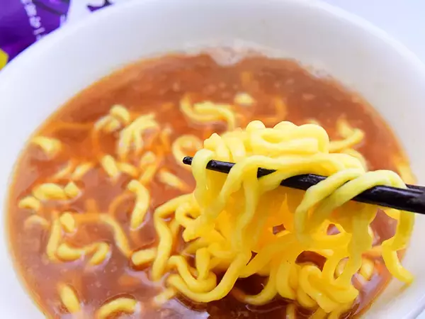 「即席麺に革命を起こす“神太麺”が降臨！ 『明星』が新発売した「麺神」を食べてみた」の画像