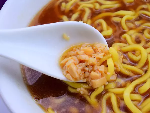 「即席麺に革命を起こす“神太麺”が降臨！ 『明星』が新発売した「麺神」を食べてみた」の画像