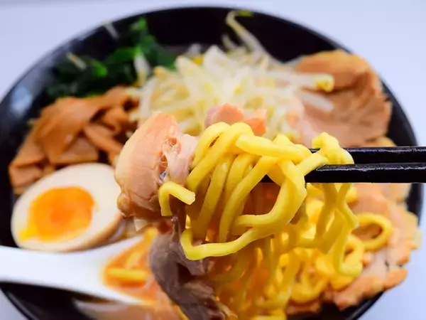 「即席麺に革命を起こす“神太麺”が降臨！ 『明星』が新発売した「麺神」を食べてみた」の画像