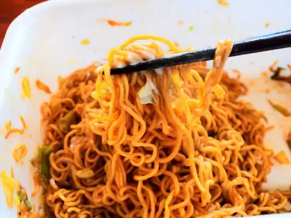 「3度の味変で完食を目指す！「ペヤング 超超超大盛やきそばGIGAMAX 君なら食べれる」に挑戦してみた」の画像