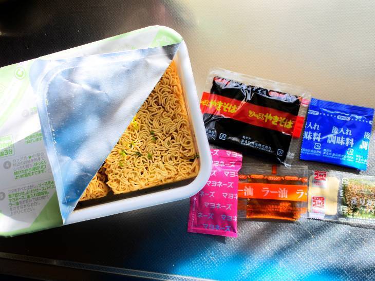 3度の味変で完食を目指す！「ペヤング 超超超大盛やきそばGIGAMAX 君なら食べれる」に挑戦してみた