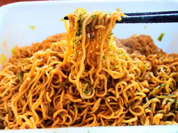 3度の味変で完食を目指す！「ペヤング 超超超大盛やきそばGIGAMAX 君なら食べれる」に挑戦してみた