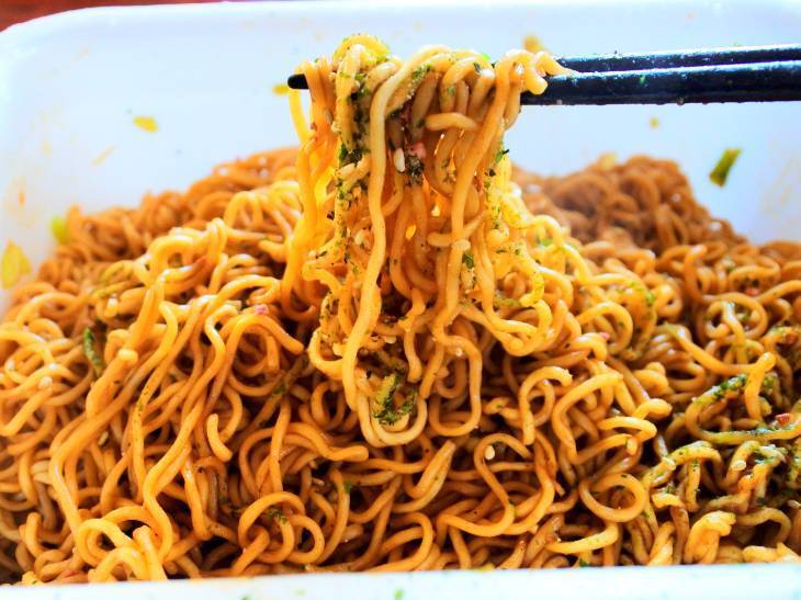 3度の味変で完食を目指す！「ペヤング 超超超大盛やきそばGIGAMAX 君なら食べれる」に挑戦してみた