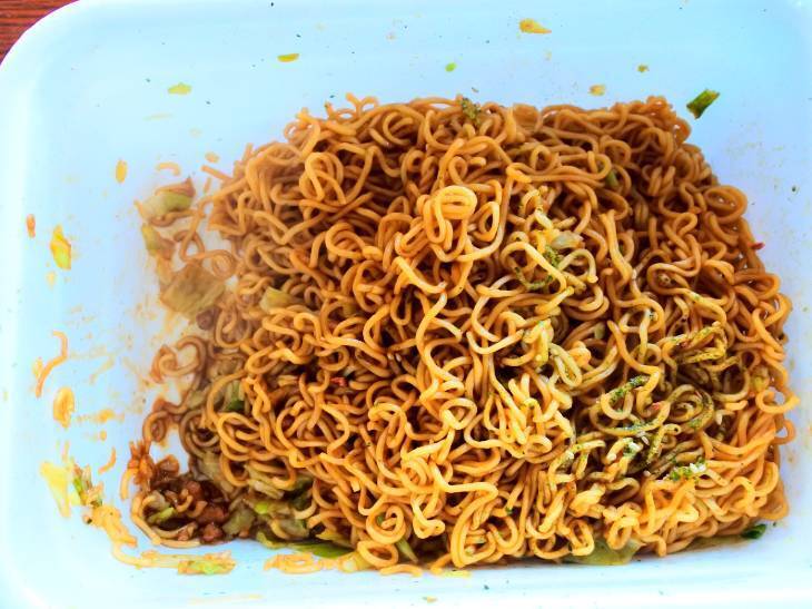 3度の味変で完食を目指す！「ペヤング 超超超大盛やきそばGIGAMAX 君なら食べれる」に挑戦してみた