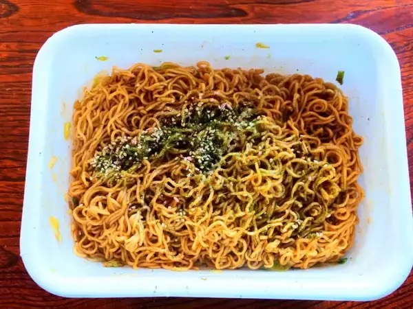 「3度の味変で完食を目指す！「ペヤング 超超超大盛やきそばGIGAMAX 君なら食べれる」に挑戦してみた」の画像