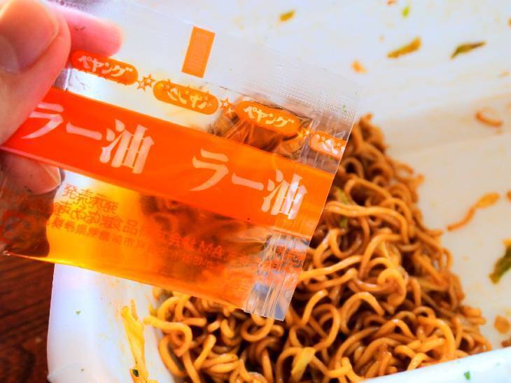 3度の味変で完食を目指す！「ペヤング 超超超大盛やきそばGIGAMAX 君なら食べれる」に挑戦してみた