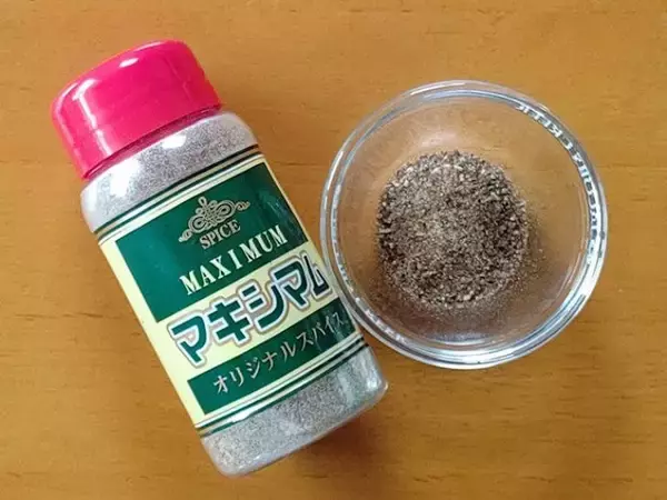 「話題のマキシマムも！ 一振りで料理がレベルアップする「万能調味料」の御三家を使ってみた」の画像